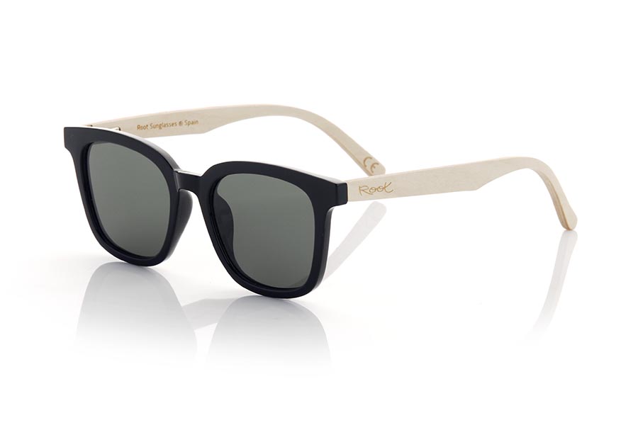 Gafas de Madera Natural de Arce MALM. Las gafas de sol MALM son una opción ideal para quienes buscan un diseño moderno y atrevido con un toque de originalidad. Su montura totalmente recta y plana en color negro satinado le da un aspecto moderno y elegante. Con formas redondeadas y ceja marcada, estas gafas son aptas tanto para hombres como para mujeres. Las varillas de madera de arce muy claras aportan un contraste interesante y un toque natural al diseño. Además, estas gafas están disponibles con lentes transparentes planas en varios colores, como amarillo, azul, rosa y verde khaki, lo que te permitirá personalizar tu look y adaptarlo a tu estilo personal. Sin duda, las gafas de sol MALM son una elección perfecta para aquellos que buscan una combinación de diseño moderno y marcado estilo. Venta al Por Mayor y Detalle | Root Sunglasses® 